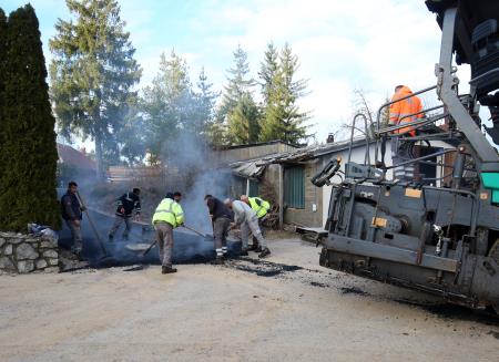 ASFALTIRANJE V BEGUNJAH 05 FOTO LJUBO VUKELIČ
